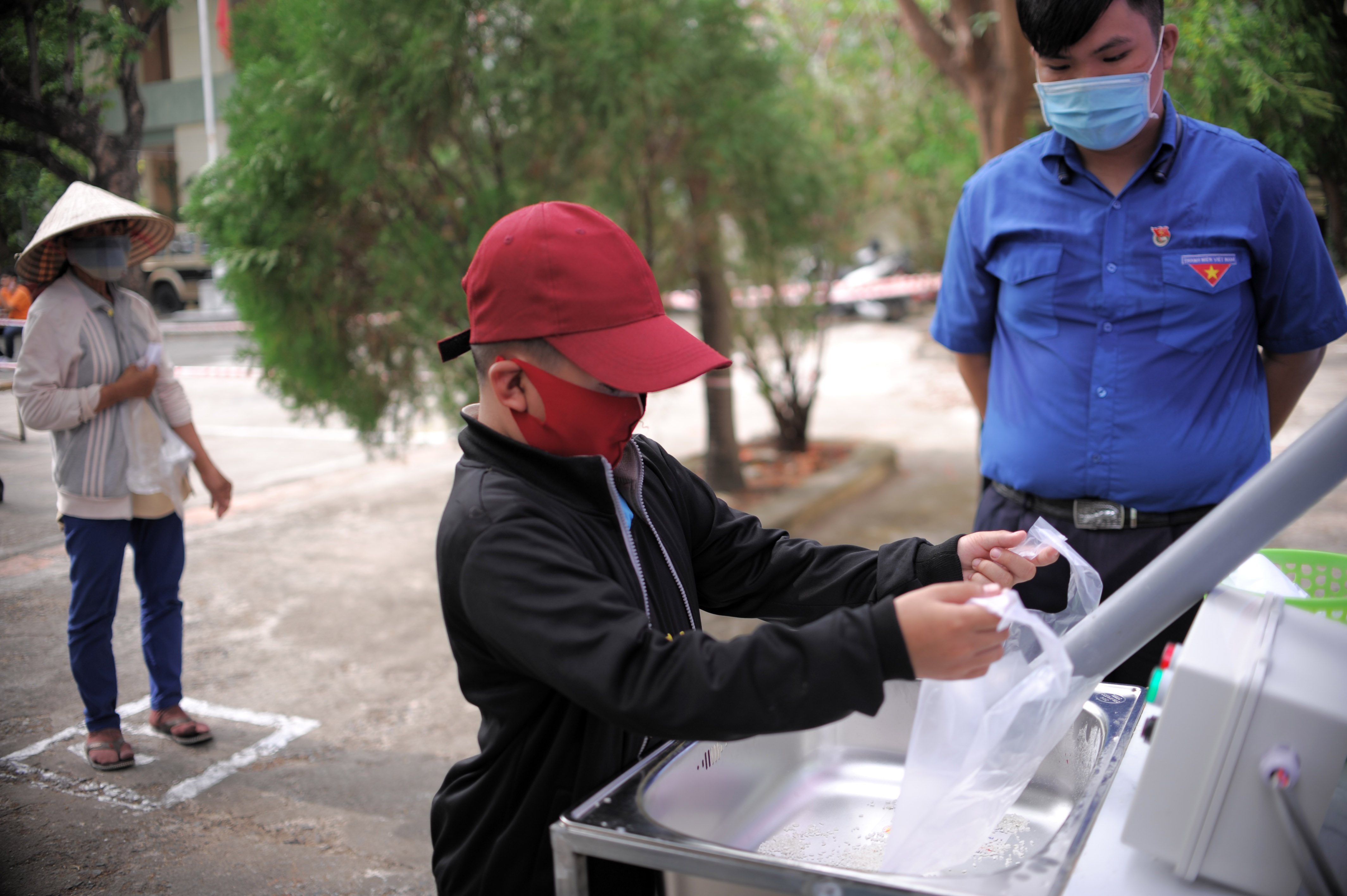 Nha Trang: Trường học thành ATM gạo cho người khó khăn trong đại dịch Covid-19 - Ảnh 13.