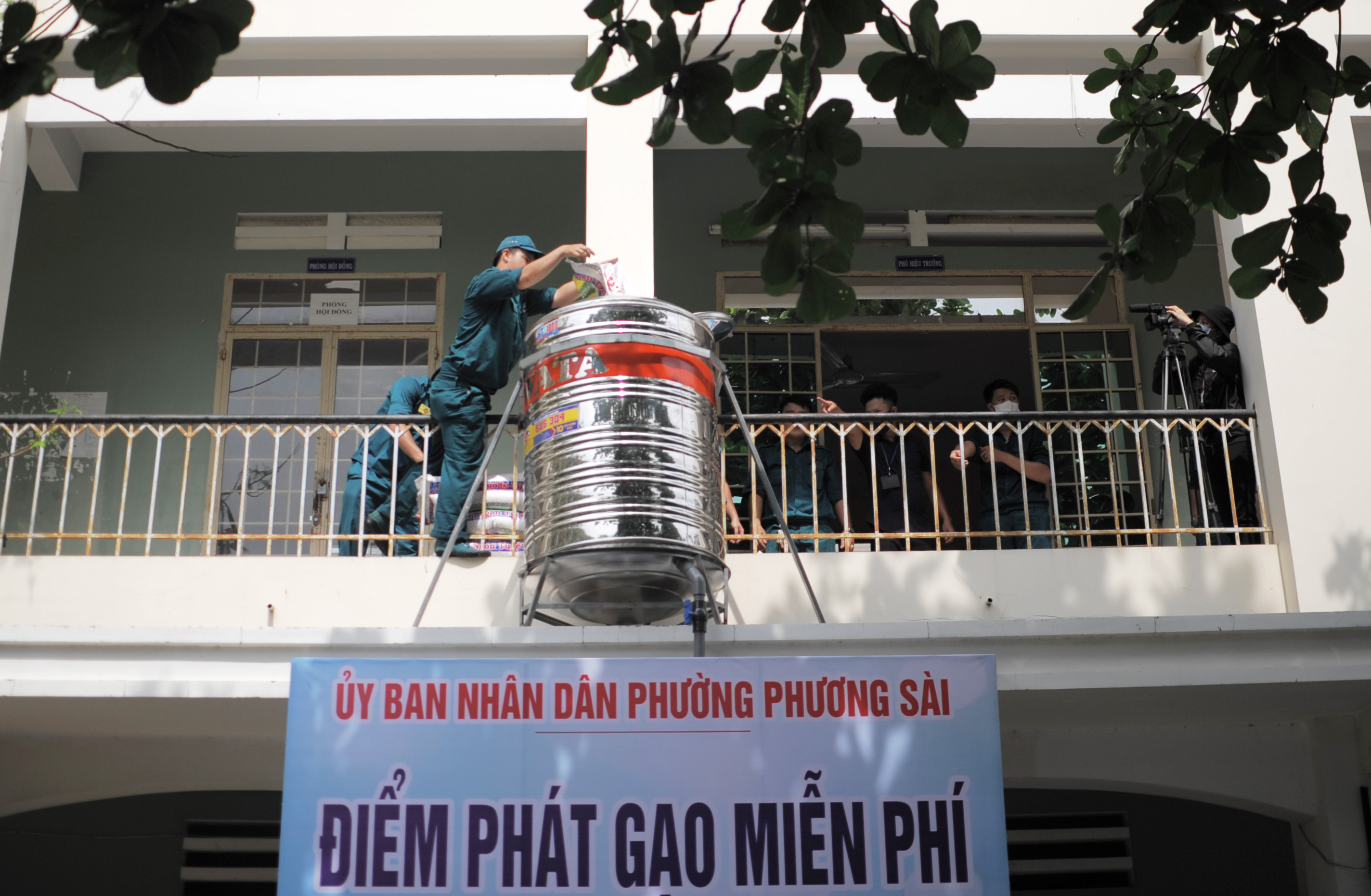 Nha Trang: Trường học thành ATM gạo cho người khó khăn trong đại dịch Covid-19 - Ảnh 14.