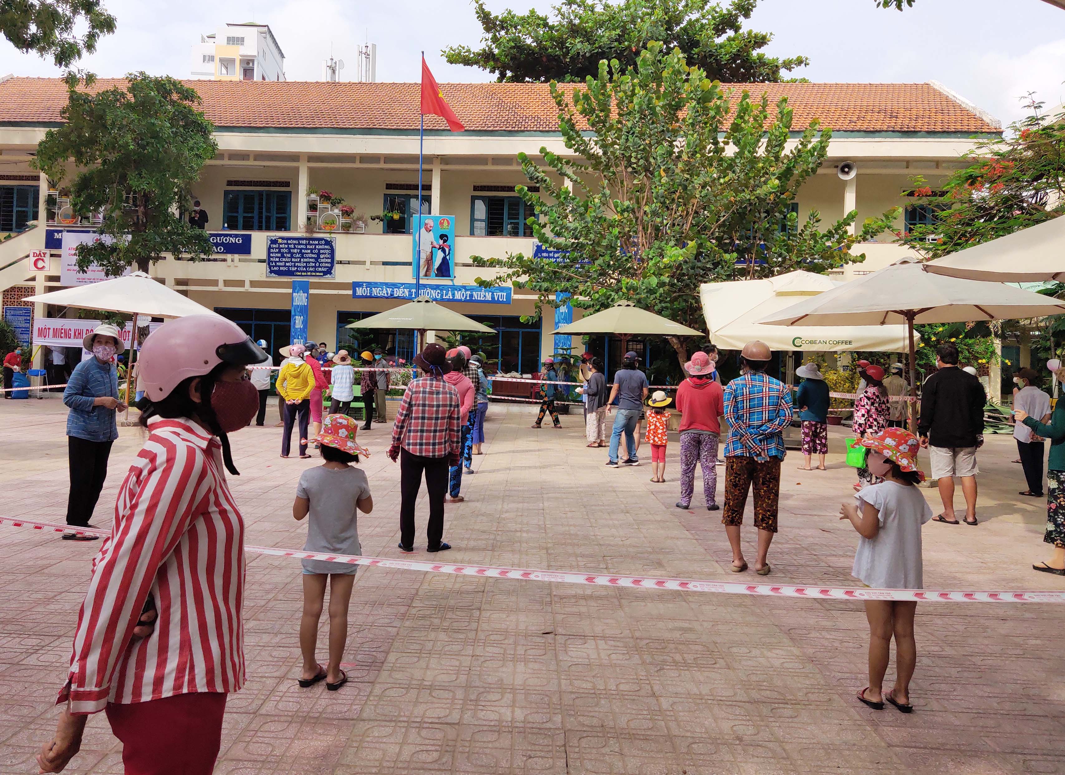 Nha Trang: Trường học thành ATM gạo cho người khó khăn trong đại dịch Covid-19 - Ảnh 3.