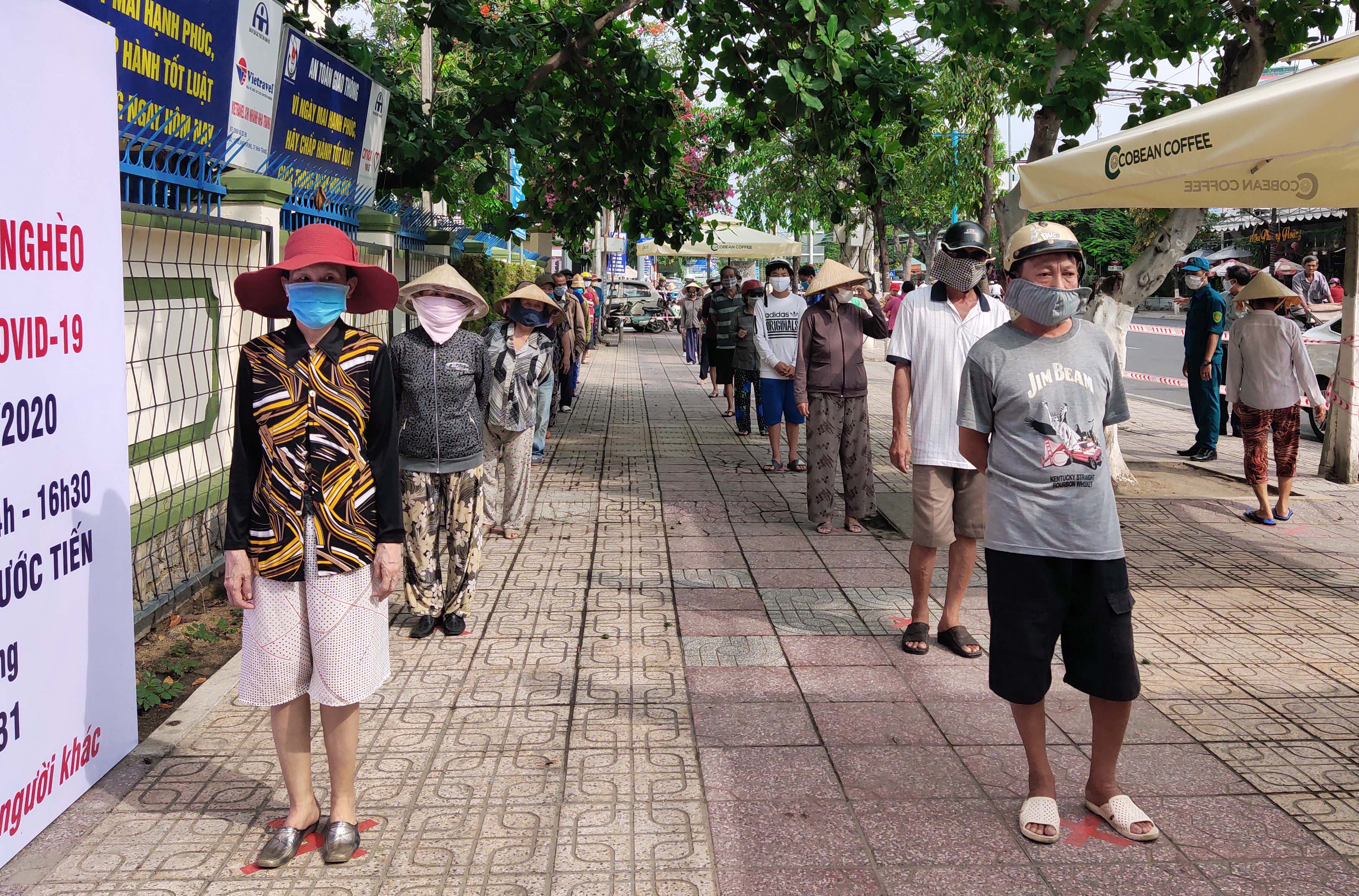Nha Trang: Trường học thành ATM gạo cho người khó khăn trong đại dịch Covid-19 - Ảnh 2.