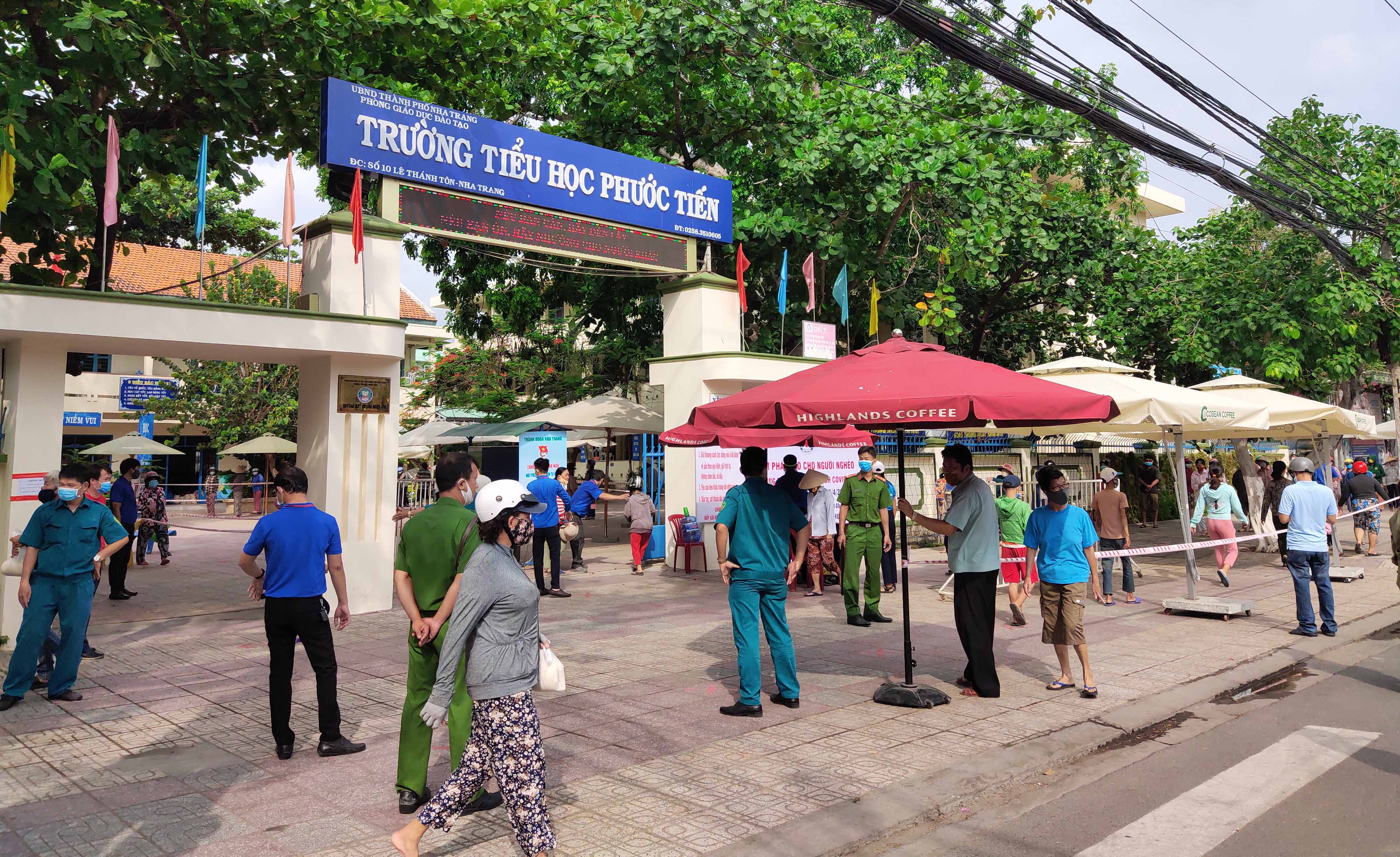 Nha Trang: Trường học thành ATM gạo cho người khó khăn trong đại dịch Covid-19 - Ảnh 1.