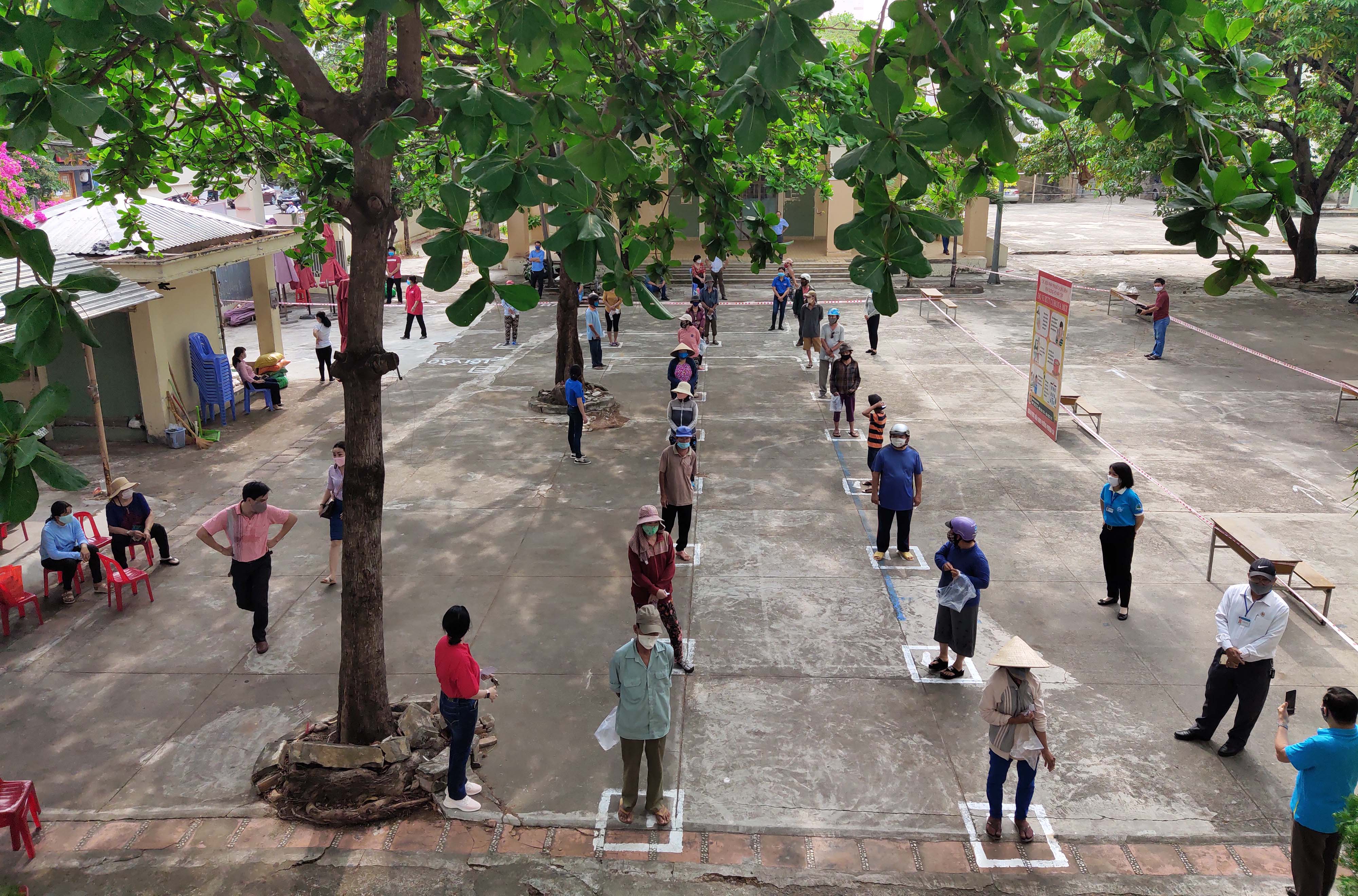 Nha Trang: Trường học thành ATM gạo cho người khó khăn trong đại dịch Covid-19 - Ảnh 6.