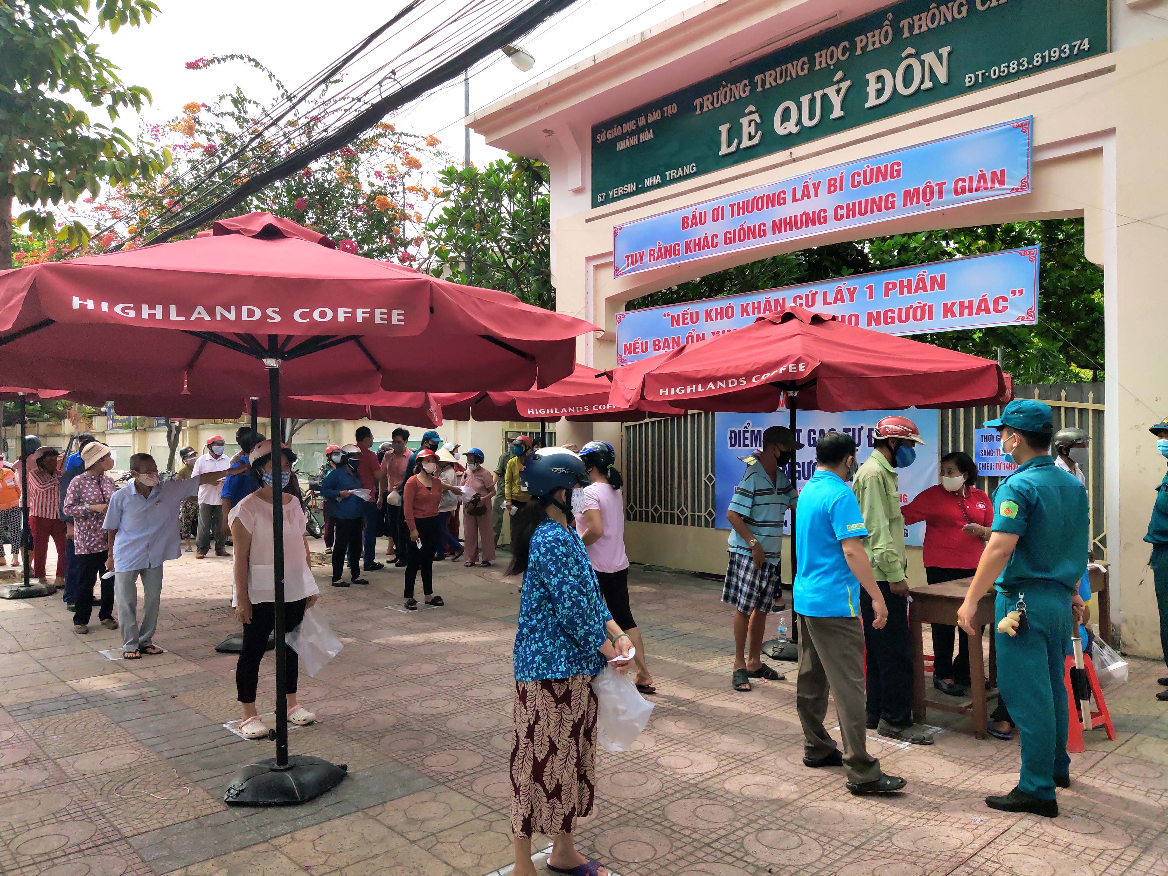 Nha Trang: Trường học thành ATM gạo cho người khó khăn trong đại dịch Covid-19 - Ảnh 5.