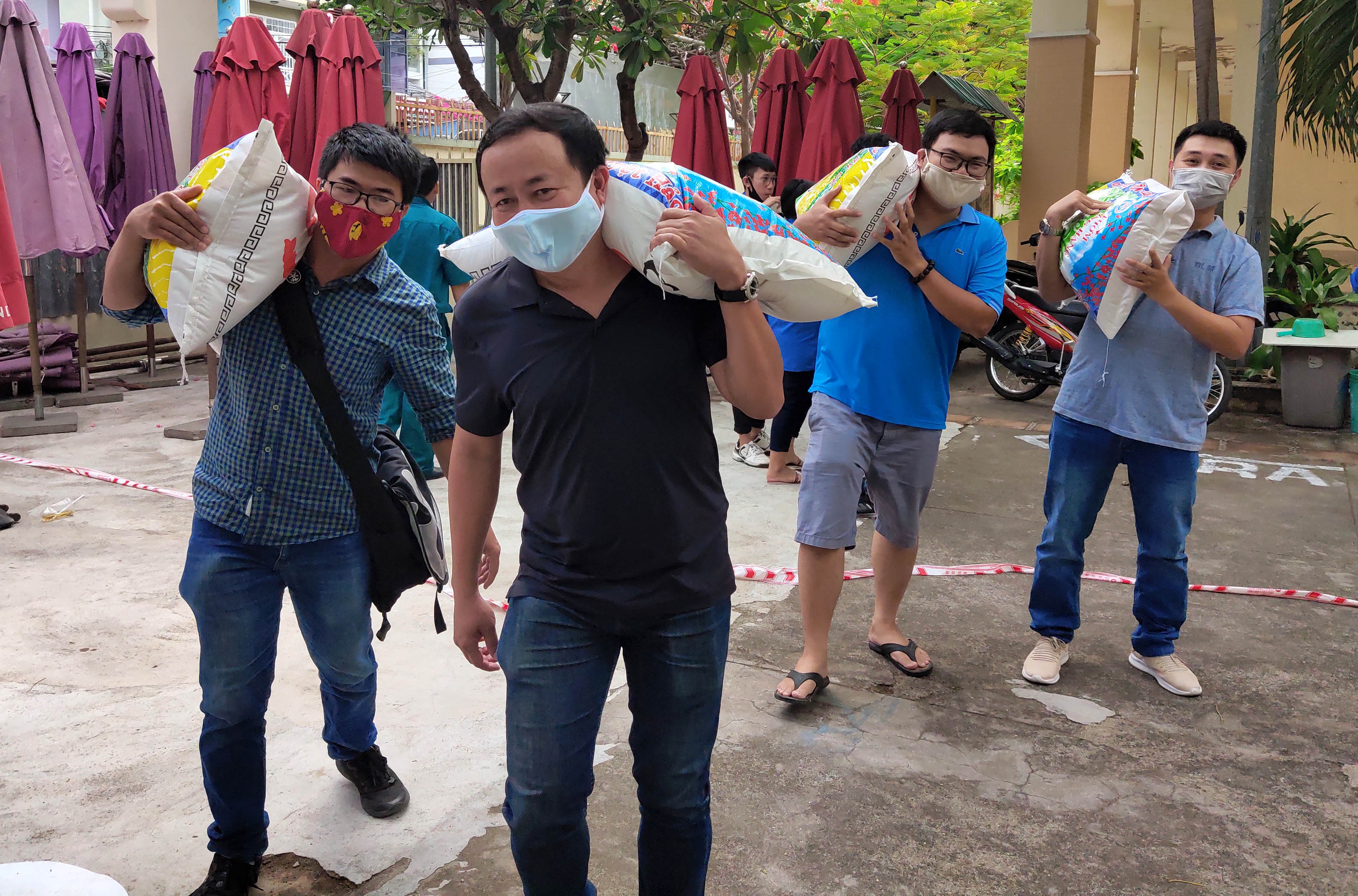 Nha Trang: Trường học thành ATM gạo cho người khó khăn trong đại dịch Covid-19 - Ảnh 12.