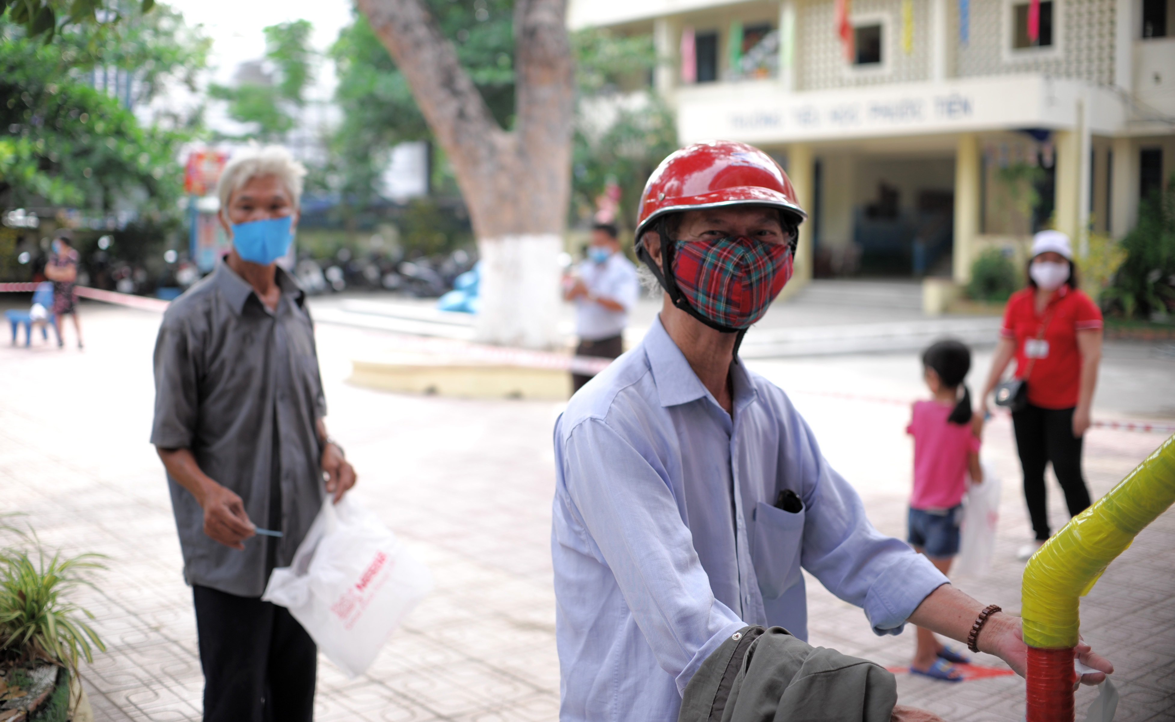 Nha Trang: Trường học thành ATM gạo cho người khó khăn trong đại dịch Covid-19 - Ảnh 10.