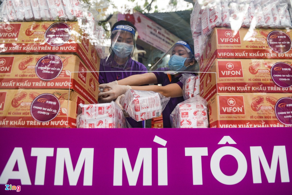 Bác sĩ mở 'ATM mì tôm' phát miễn phí gần 100.000 gói - Ảnh 3. Bác sĩ mở 'ATM mì tôm' phát miễn phí gần 100.000 gói - Ảnh 3.