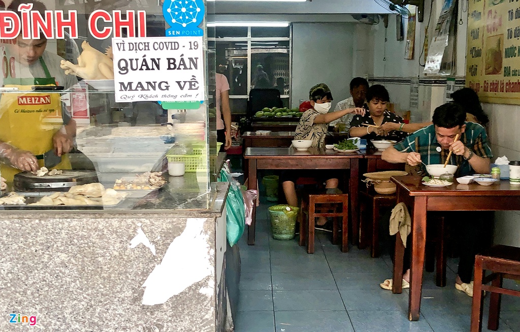 Nhiều quán ở TP HCM nhận khách dù vẫn cách ly xã hội - Ảnh 2. Nhiều quán ở TP HCM nhận khách dù vẫn cách ly xã hội - Ảnh 2.