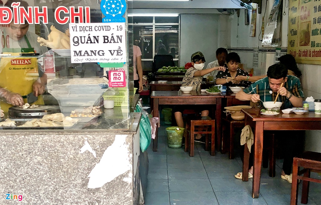 Nhiều quán ở TP HCM nhận khách dù vẫn cách li xã hội - Ảnh 2.