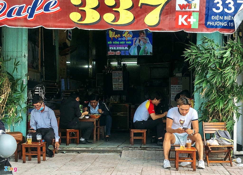 Nhiều quán ở TP HCM nhận khách dù vẫn cách li xã hội - Ảnh 3.