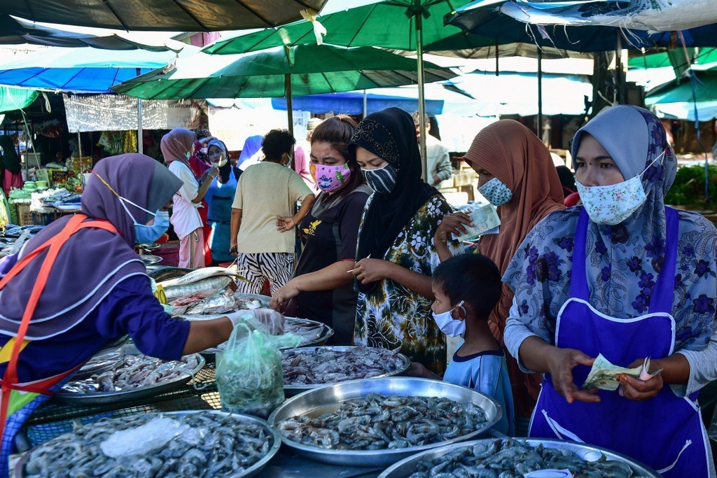 Dịch Covid-19 lây lan, giá tôm hùm và cá hồi lao dốc - Ảnh 1. Dịch Covid-19 lây lan, giá tôm hùm và cá hồi lao dốc - Ảnh 1.
