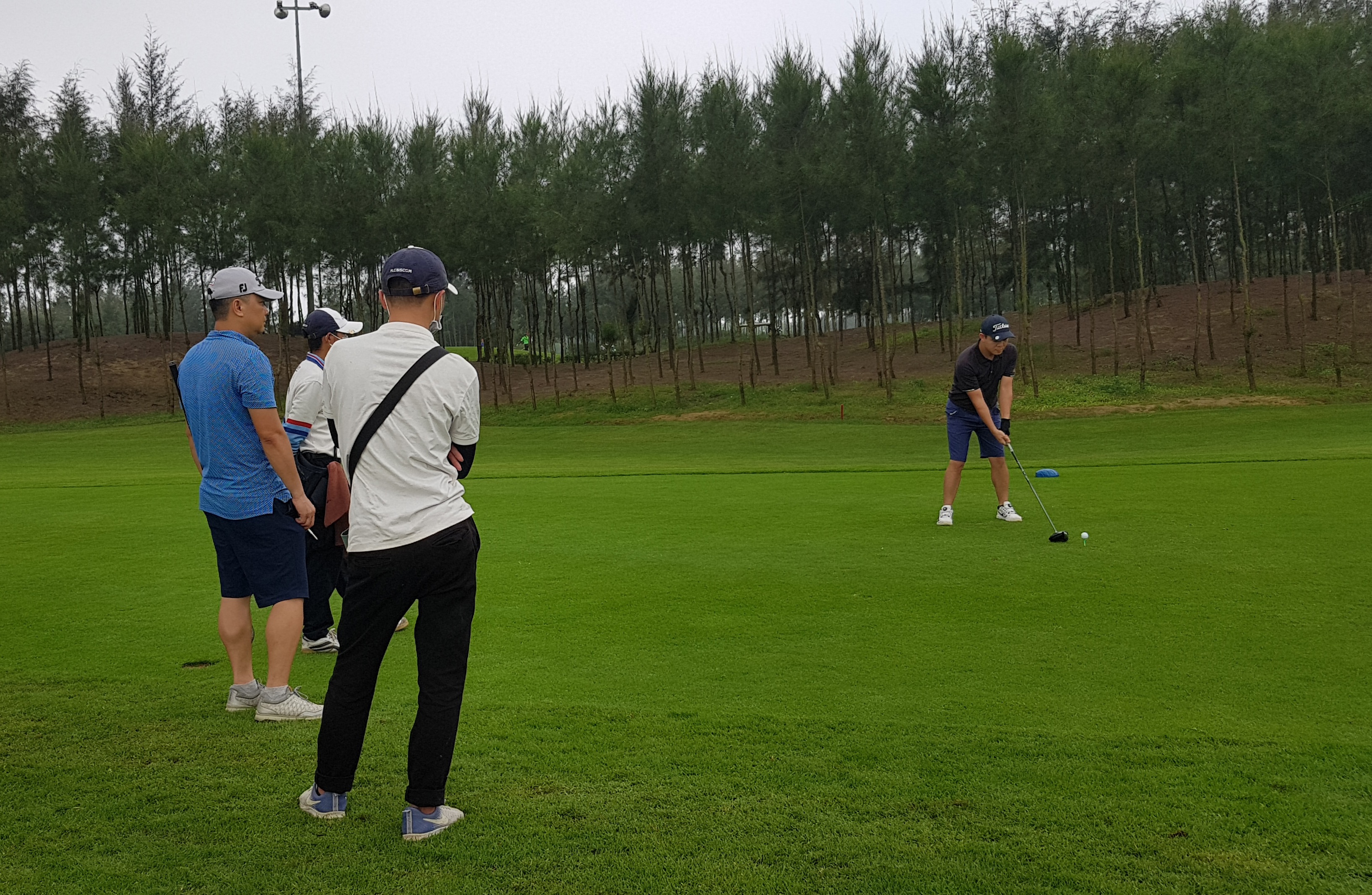 Hàng chục người chơi golf bất chấp lệnh cấm - Ảnh 2. Hàng chục người chơi golf bất chấp lệnh cấm - Ảnh 2.