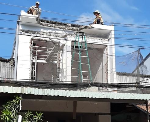Sóc Trăng: Giám đốc trung tâm y tế thừa nhận sai, tự tháo nhà xây trái phép - Ảnh 1.