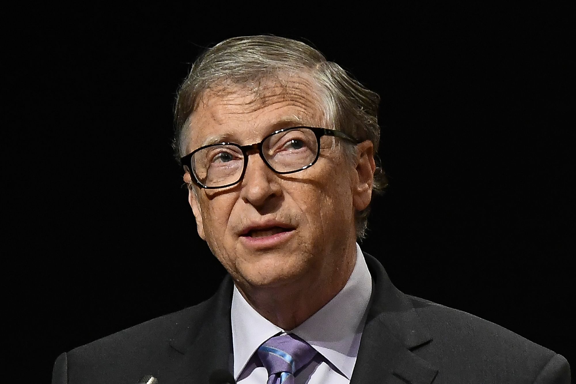 Tỉ phú Bill Gates trở thành mục tiêu mới trong các thuyết âm mưu về virus Covid-19 - Ảnh 1. Tỉ phú Bill Gates trở thành mục tiêu mới trong các thuyết âm mưu về virus Covid-19 - Ảnh 1.