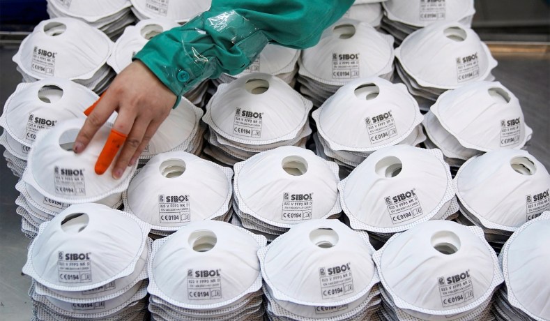 Mỹ đang trả giá vì bán hàng triệu khẩu trang cho Trung Quốc ngay trước dịch - Ảnh 1. Mỹ đang trả giá vì bán hàng triệu khẩu trang cho Trung Quốc ngay trước dịch - Ảnh 1.
