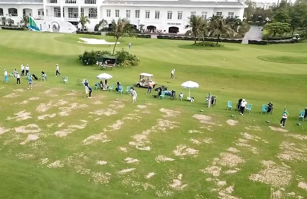 Hàng chục người chơi golf bất chấp lệnh cấm - Ảnh 1. Hàng chục người chơi golf bất chấp lệnh cấm - Ảnh 1.