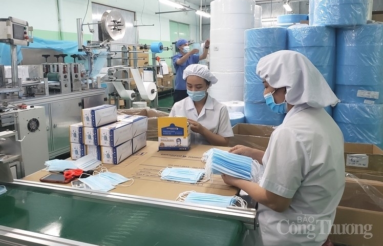 Mỗi ngày, cả nước có thể sản xuất đến 25,5 triệu khẩu trang y tế - Ảnh 1.