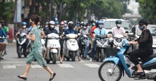 Phố phường Hà Nội đông đúc, nhiều hàng quán rậm rịch mở lại