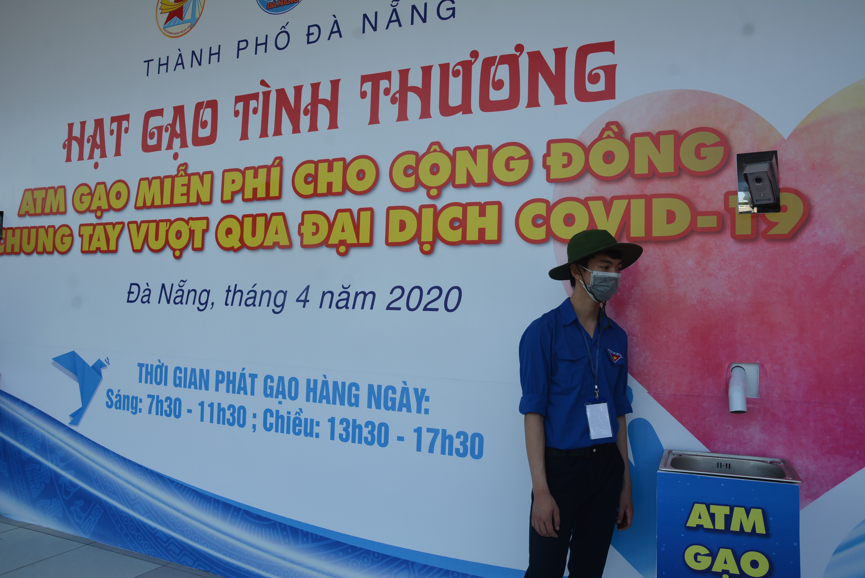Người nghèo Đà Nẵng hồ hởi đi nhận gạo miễn phí từ 'ATM gạo' - Ảnh 2.