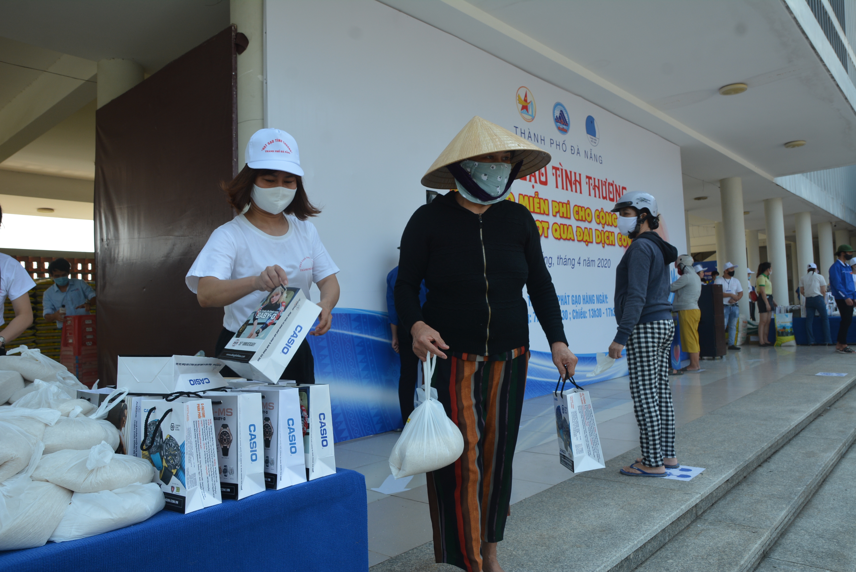 Người nghèo Đà Nẵng hồ hởi đi nhận gạo miễn phí từ 'ATM gạo' - Ảnh 14.