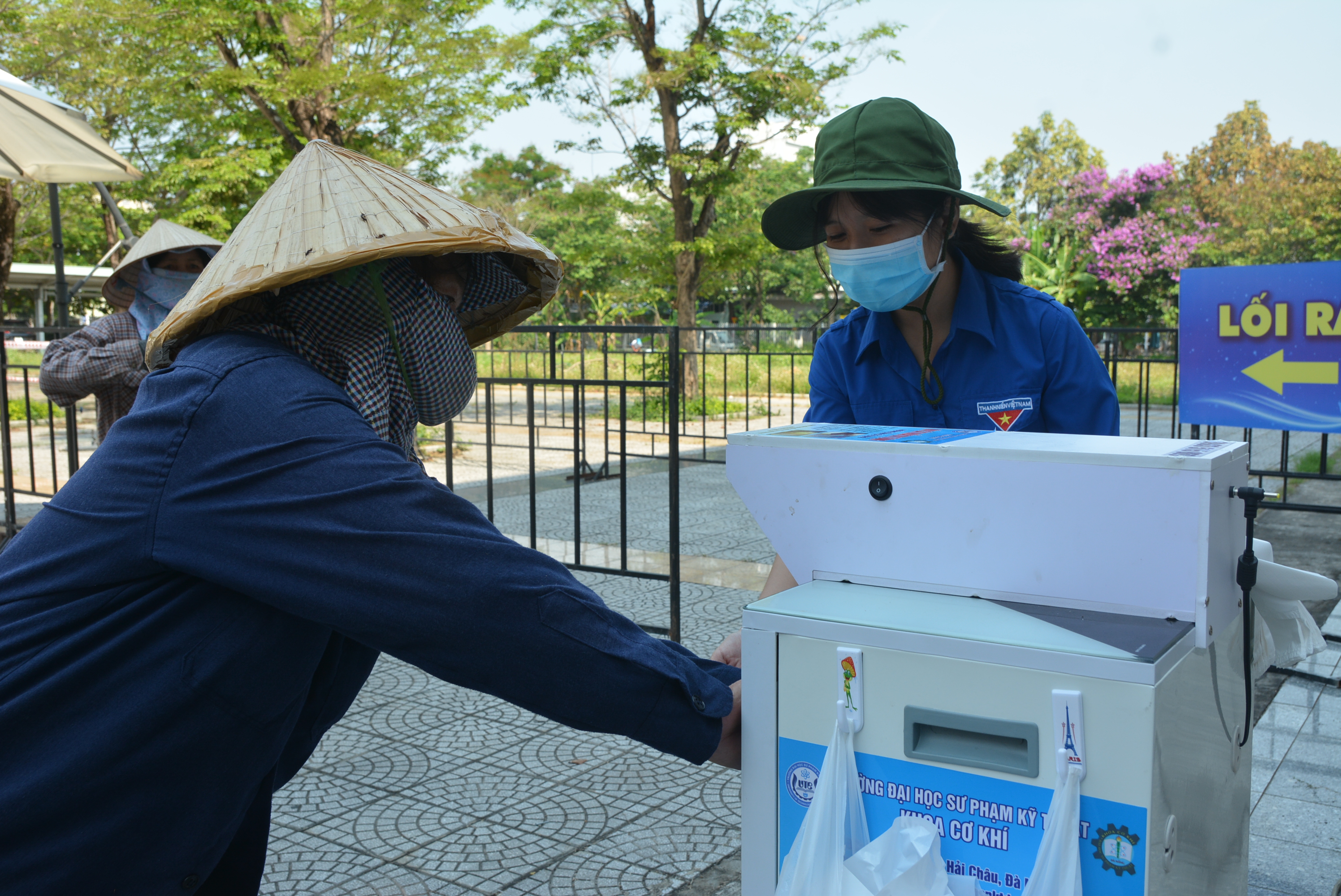 Người nghèo Đà Nẵng hồ hởi đi nhận gạo miễn phí từ 'ATM gạo' - Ảnh 8.