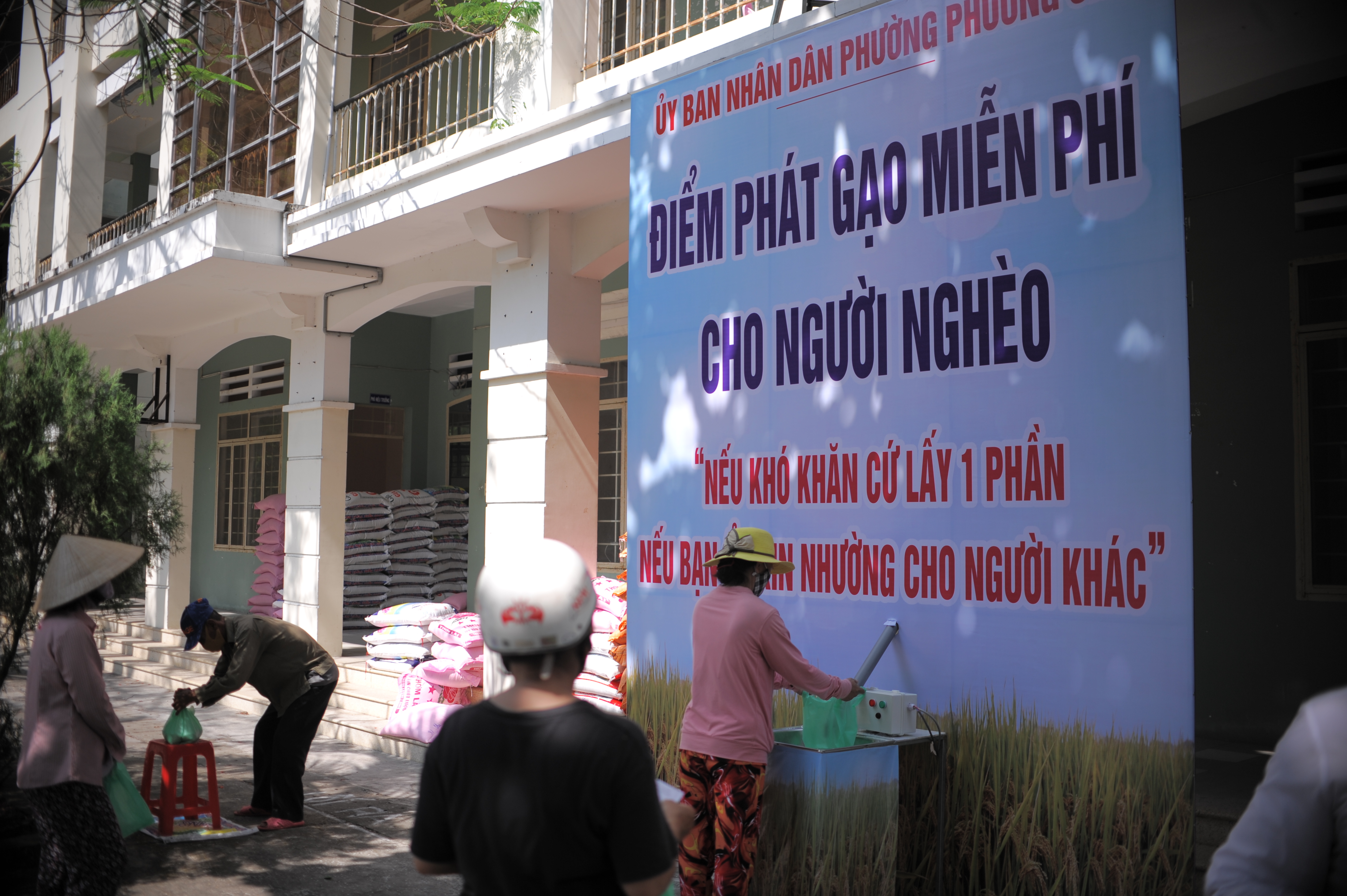 Khánh Hòa: Báo chí thường trú góp 5 tấn gạo cho ATM gạo - Ảnh 1.