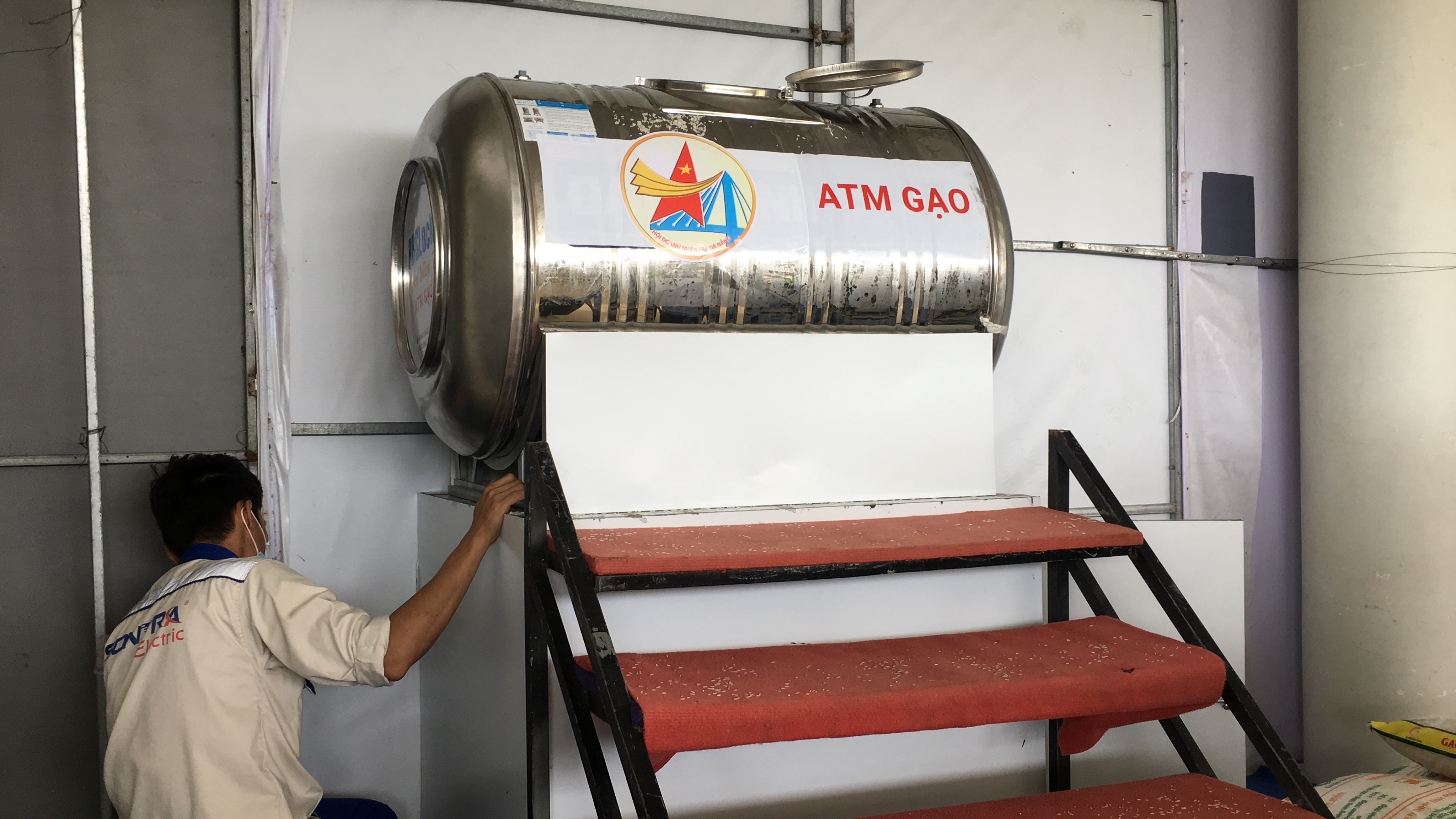Người nghèo Đà Nẵng hồ hởi đi nhận gạo miễn phí từ 'ATM gạo' - Ảnh 3.