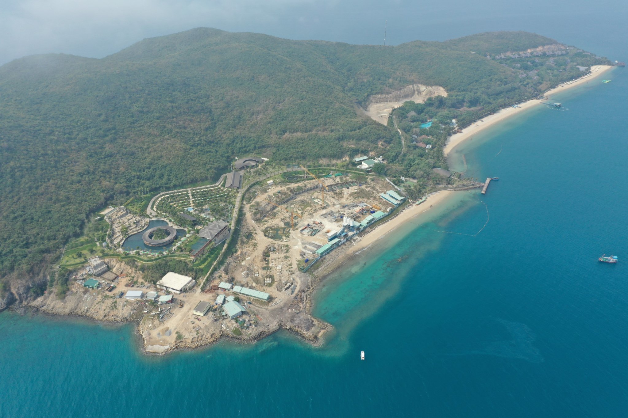 KDL Hòn Tằm Nha Trang tự ý lấn Vịnh Nha Trang, chiếm hàng nghìn m2 đất trái phép - Ảnh 1. KDL Hòn Tằm Nha Trang tự ý lấn Vịnh Nha Trang, chiếm hàng nghìn m2 đất trái phép - Ảnh 1.