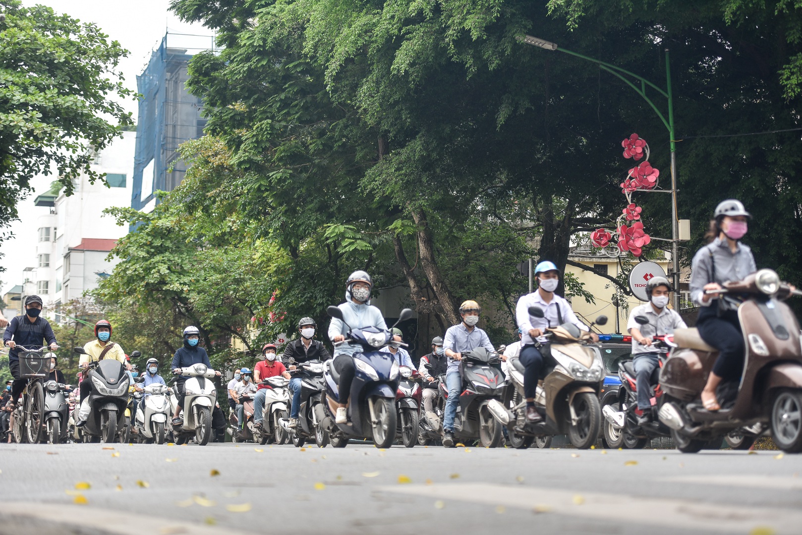 Phố phường Hà Nội đông đúc, nhiều hàng quán rậm rịch mở lại - Ảnh 2. Phố phường Hà Nội đông đúc, nhiều hàng quán rậm rịch mở lại - Ảnh 2.