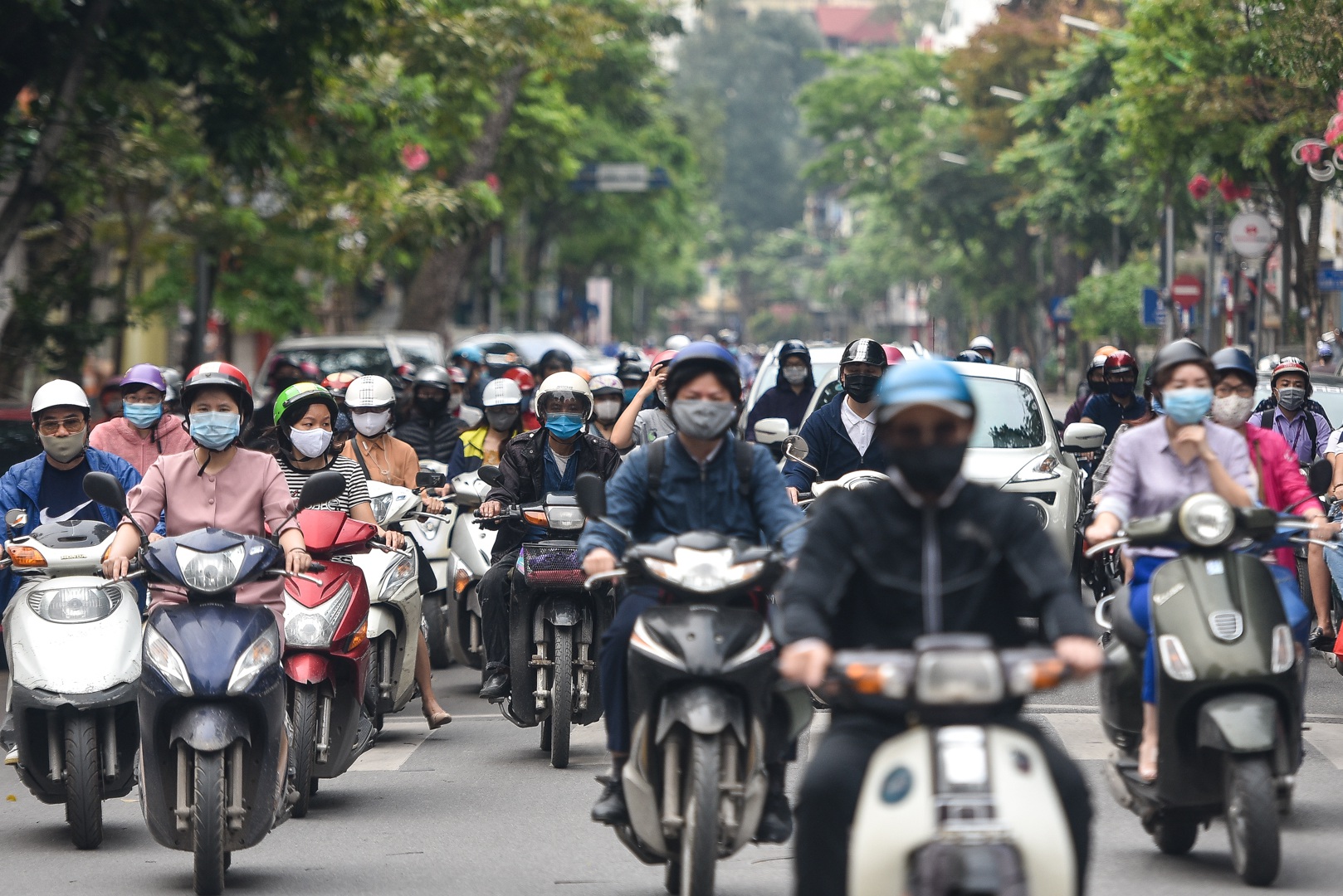 Phố phường Hà Nội đông đúc, nhiều hàng quán rậm rịch mở lại - Ảnh 1. Phố phường Hà Nội đông đúc, nhiều hàng quán rậm rịch mở lại - Ảnh 1.