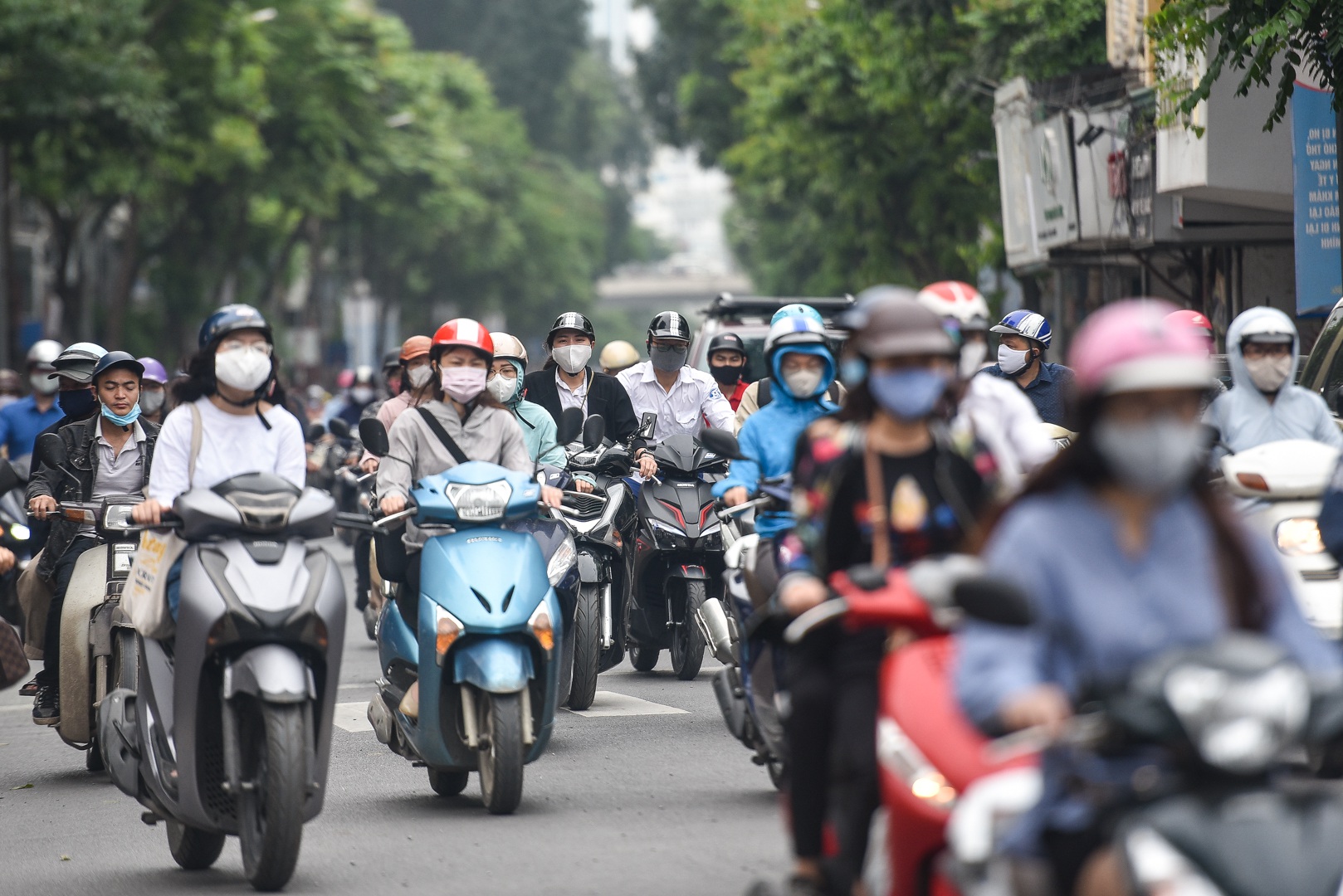 Phố phường Hà Nội đông đúc, nhiều hàng quán rậm rịch mở lại - Ảnh 6. Phố phường Hà Nội đông đúc, nhiều hàng quán rậm rịch mở lại - Ảnh 6.