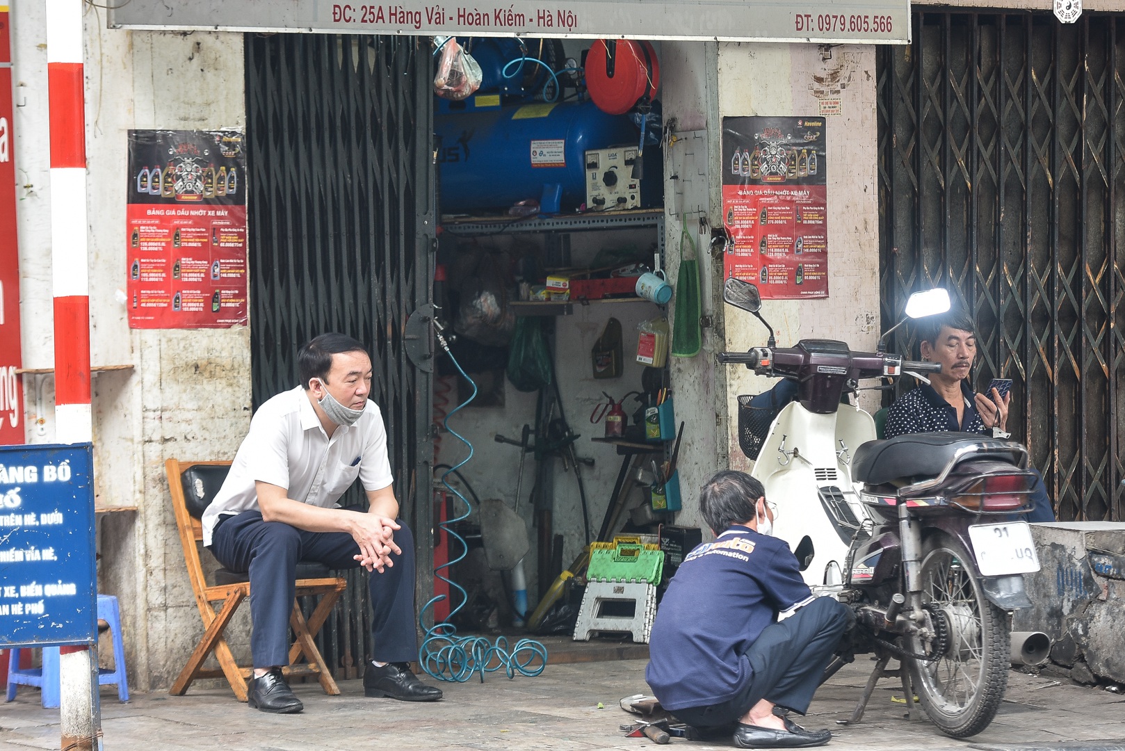 Phố phường Hà Nội đông đúc, nhiều hàng quán rậm rịch mở lại - Ảnh 11. Phố phường Hà Nội đông đúc, nhiều hàng quán rậm rịch mở lại - Ảnh 11.