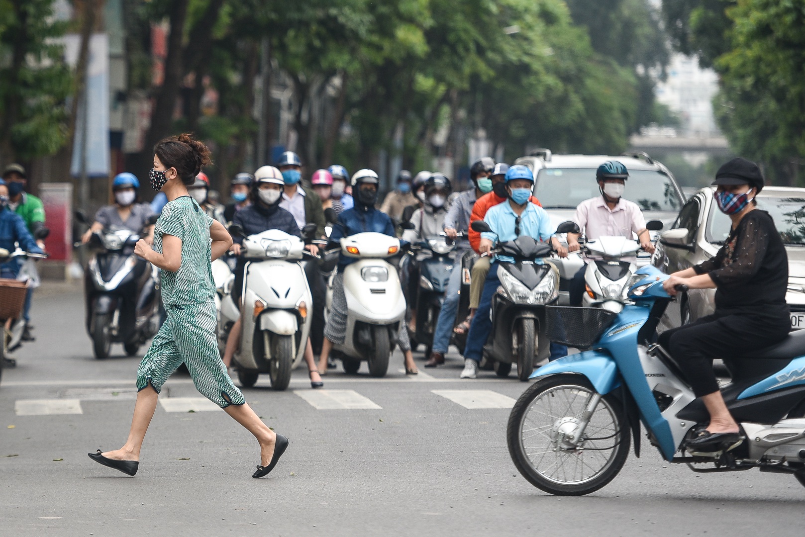 Phố phường Hà Nội đông đúc, nhiều hàng quán rậm rịch mở lại - Ảnh 5. Phố phường Hà Nội đông đúc, nhiều hàng quán rậm rịch mở lại - Ảnh 5.