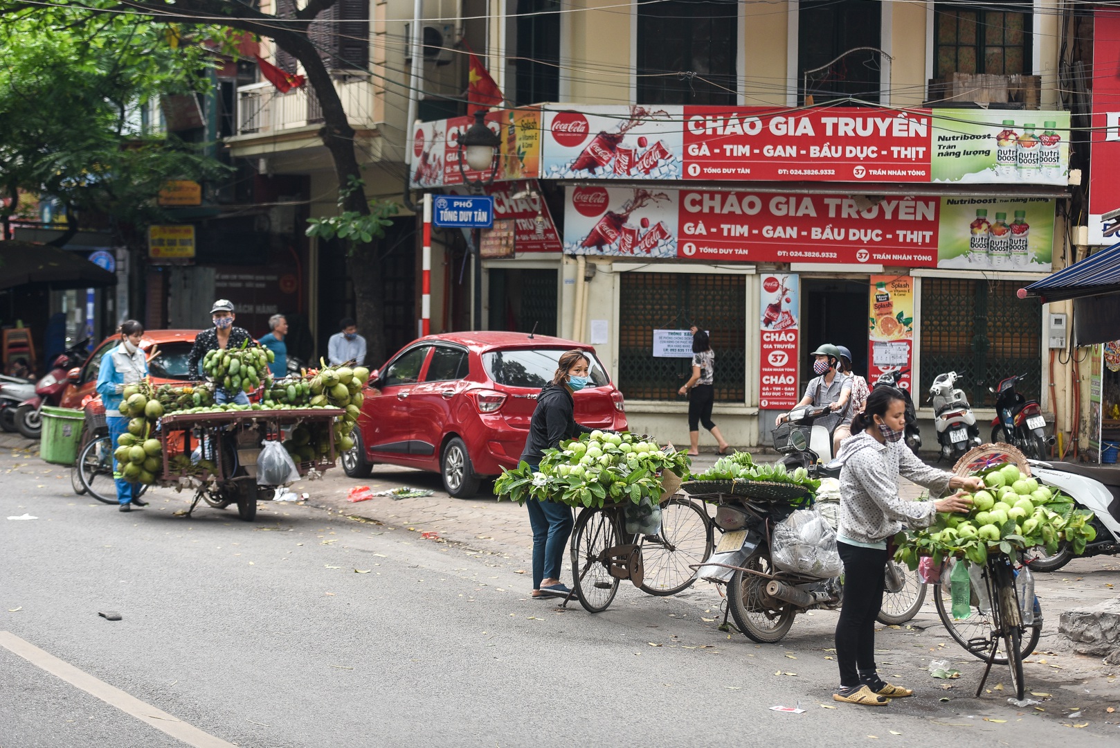 Phố phường Hà Nội đông đúc, nhiều hàng quán rậm rịch mở lại - Ảnh 7. Phố phường Hà Nội đông đúc, nhiều hàng quán rậm rịch mở lại - Ảnh 7.
