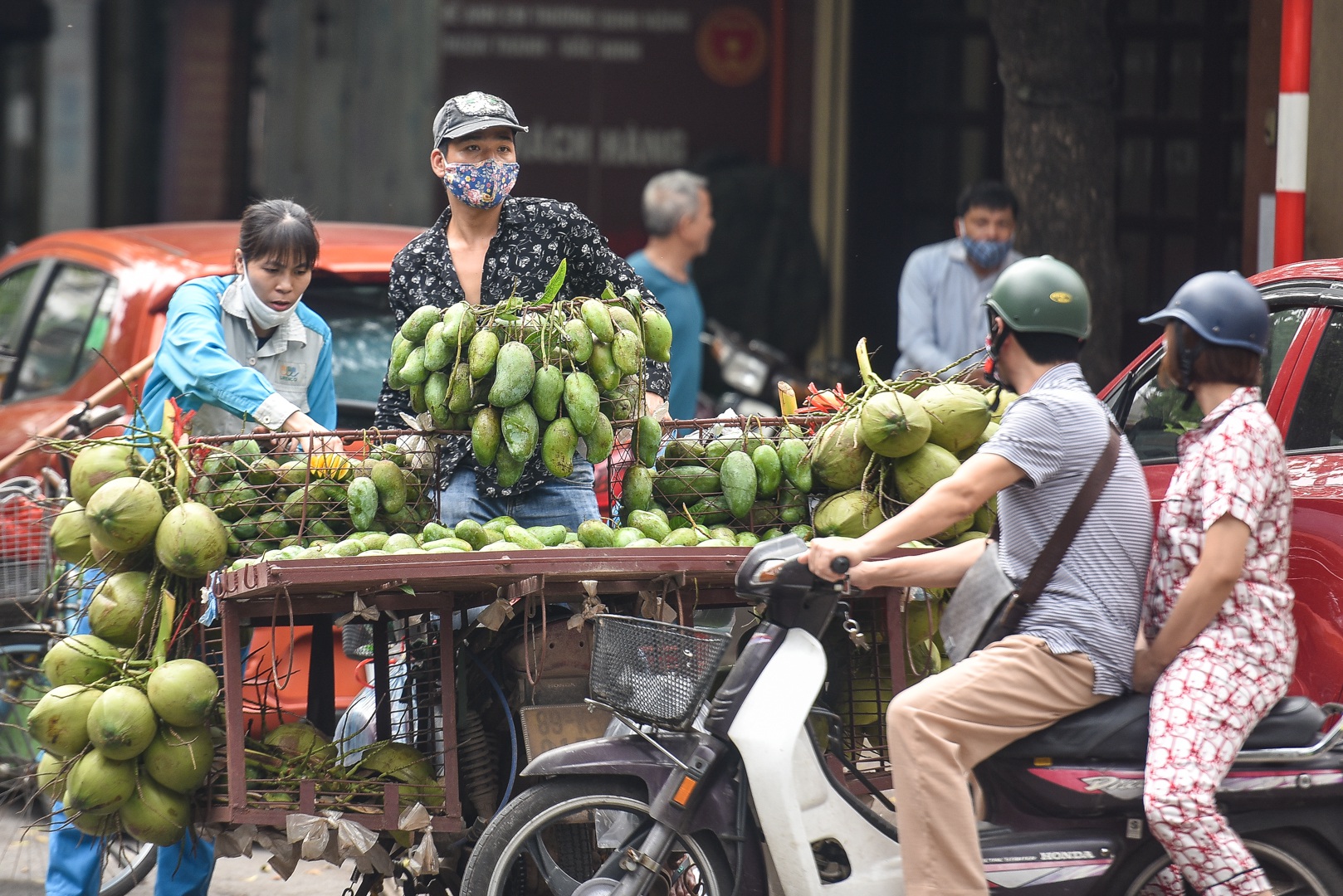 Phố phường Hà Nội đông đúc, nhiều hàng quán rậm rịch mở lại - Ảnh 8. Phố phường Hà Nội đông đúc, nhiều hàng quán rậm rịch mở lại - Ảnh 8.