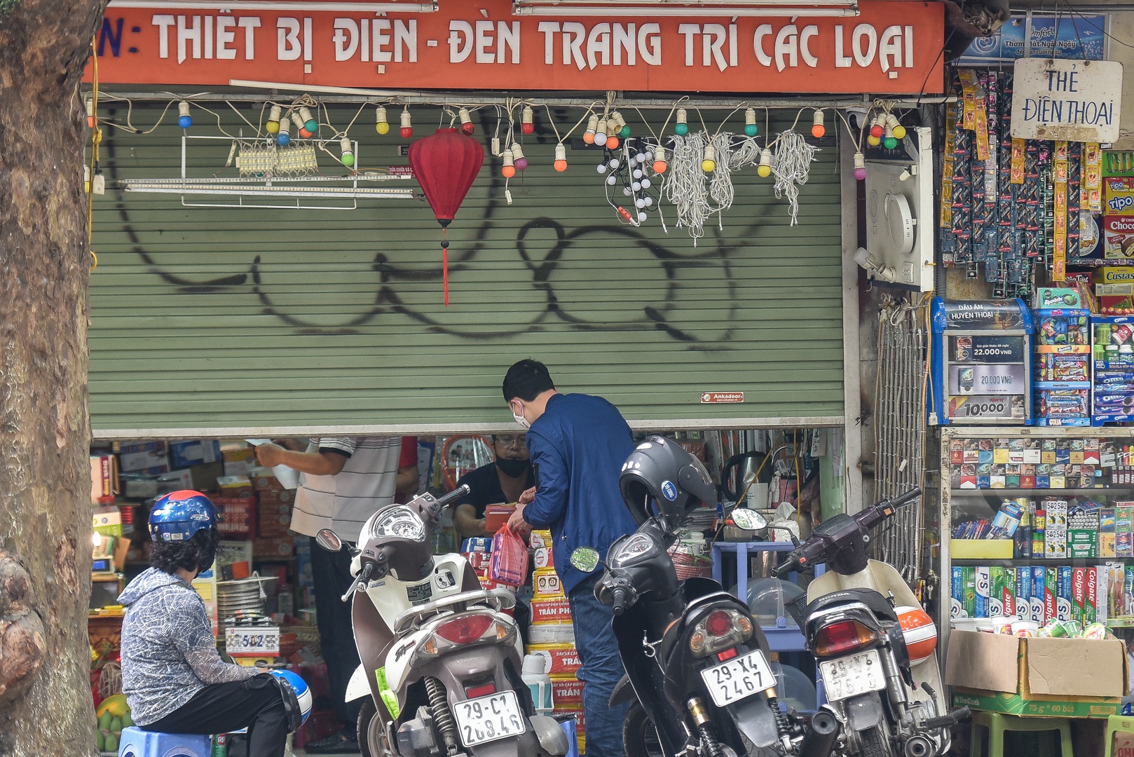 Phố phường Hà Nội đông đúc, nhiều hàng quán rậm rịch mở lại - Ảnh 10. Phố phường Hà Nội đông đúc, nhiều hàng quán rậm rịch mở lại - Ảnh 10.