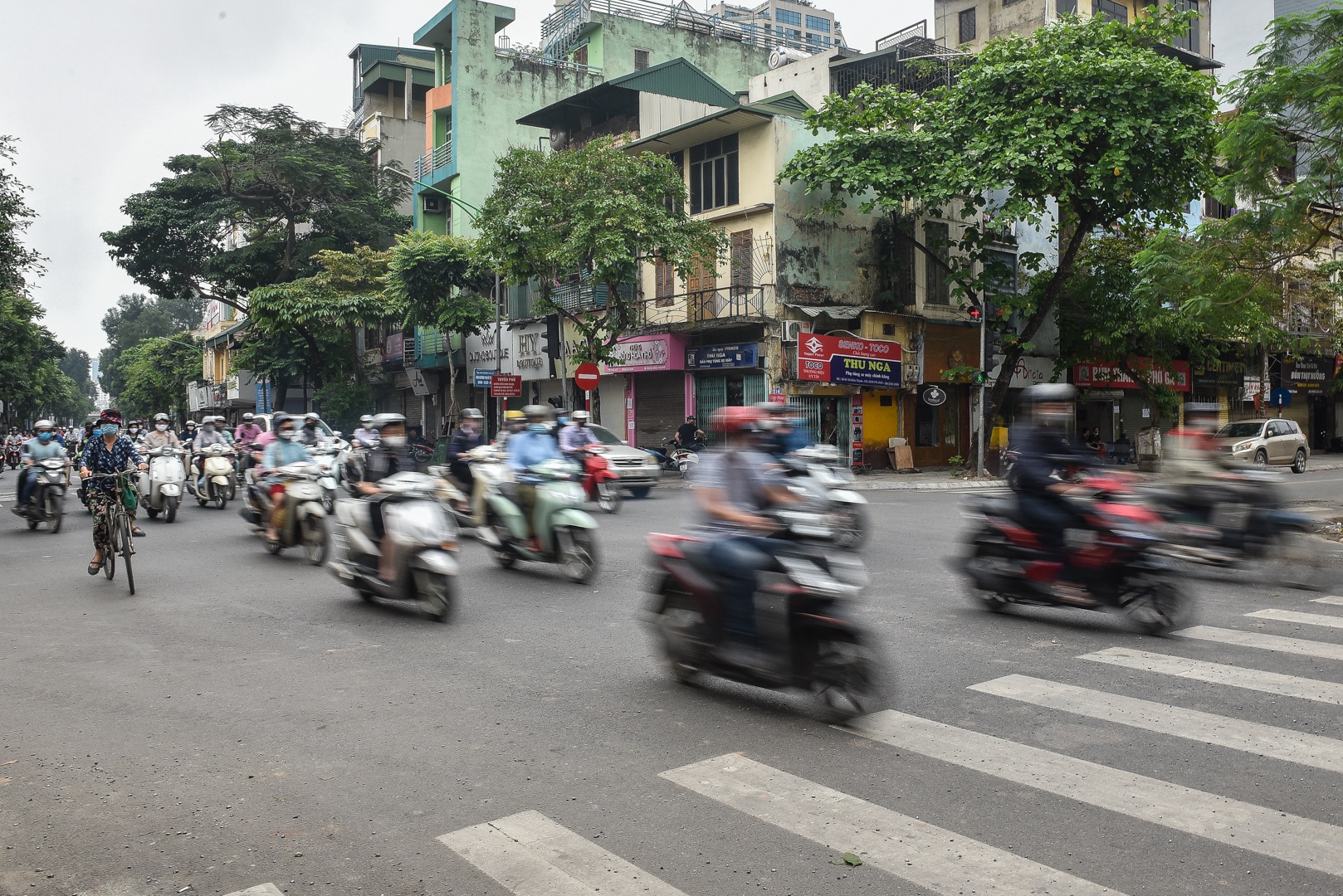 Phố phường Hà Nội đông đúc, nhiều hàng quán rậm rịch mở lại - Ảnh 4. Phố phường Hà Nội đông đúc, nhiều hàng quán rậm rịch mở lại - Ảnh 4.