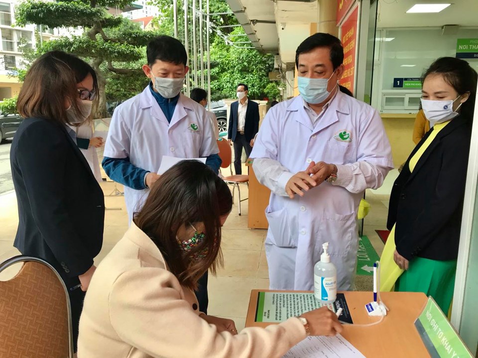 Nhiều nhân viên BV phụ sản Hà Nội âm tính lần 2, Việt Nam có thêm 1 ca khỏi bệnh - Ảnh 2. Nhiều nhân viên BV phụ sản Hà Nội âm tính lần 2, Việt Nam có thêm 1 ca khỏi bệnh - Ảnh 2.