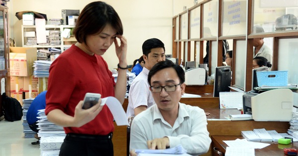 TP HCM quyết định giảm tối đa 50% thu nhập tăng thêm của cán bộ, công chức để hỗ trợ người khó khăn vì Covid-19 - Ảnh 1. TP HCM quyết định giảm tối đa 50% thu nhập tăng thêm của cán bộ, công chức để hỗ trợ người khó khăn vì Covid-19 - Ảnh 1.