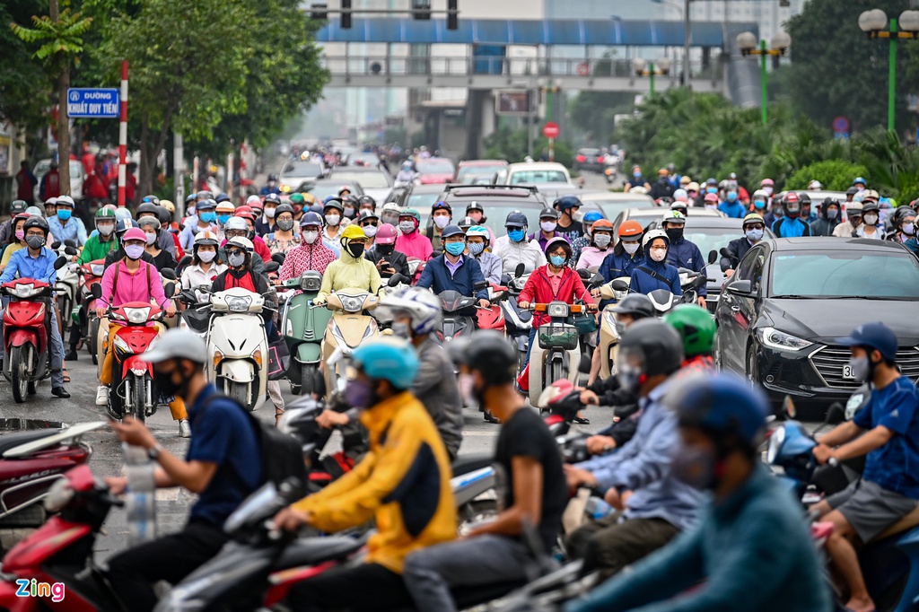 Đường phố đông nghẹt sau 3 tuần cách li xã hội - Ảnh 1. Đường phố đông nghẹt sau 3 tuần cách li xã hội - Ảnh 1.