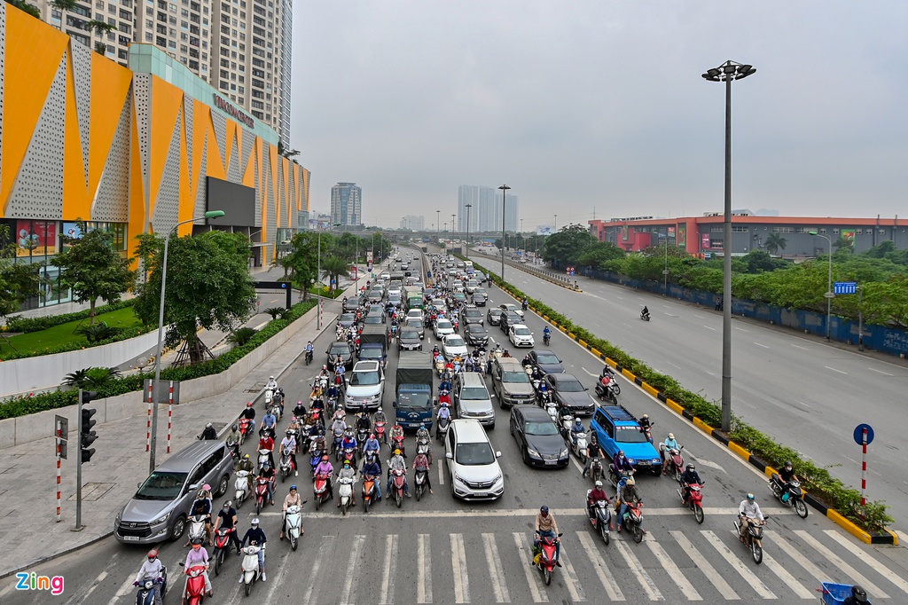Đường phố đông nghẹt sau 3 tuần cách li xã hội - Ảnh 3. Đường phố đông nghẹt sau 3 tuần cách li xã hội - Ảnh 3.
