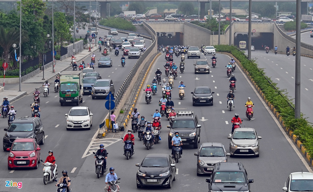 Đường phố đông nghẹt sau 3 tuần cách li xã hội - Ảnh 4. Đường phố đông nghẹt sau 3 tuần cách li xã hội - Ảnh 4.