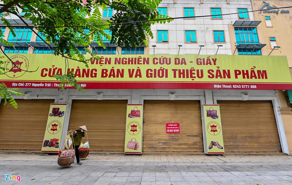 Đường phố đông nghẹt sau 3 tuần cách li xã hội - Ảnh 9. Đường phố đông nghẹt sau 3 tuần cách li xã hội - Ảnh 9.
