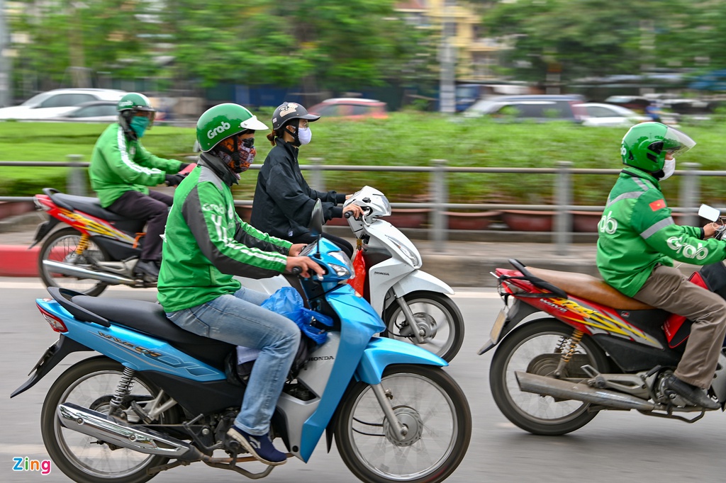 Đường phố đông nghẹt sau 3 tuần cách li xã hội - Ảnh 8. Đường phố đông nghẹt sau 3 tuần cách li xã hội - Ảnh 8.