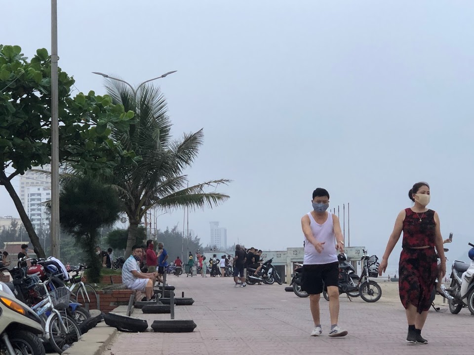 Nghệ An: Chưa hết giãn cách xã hội, nhiều người tụ tập, vui đùa trên bãi biển Cửa Lò  - Ảnh 3.