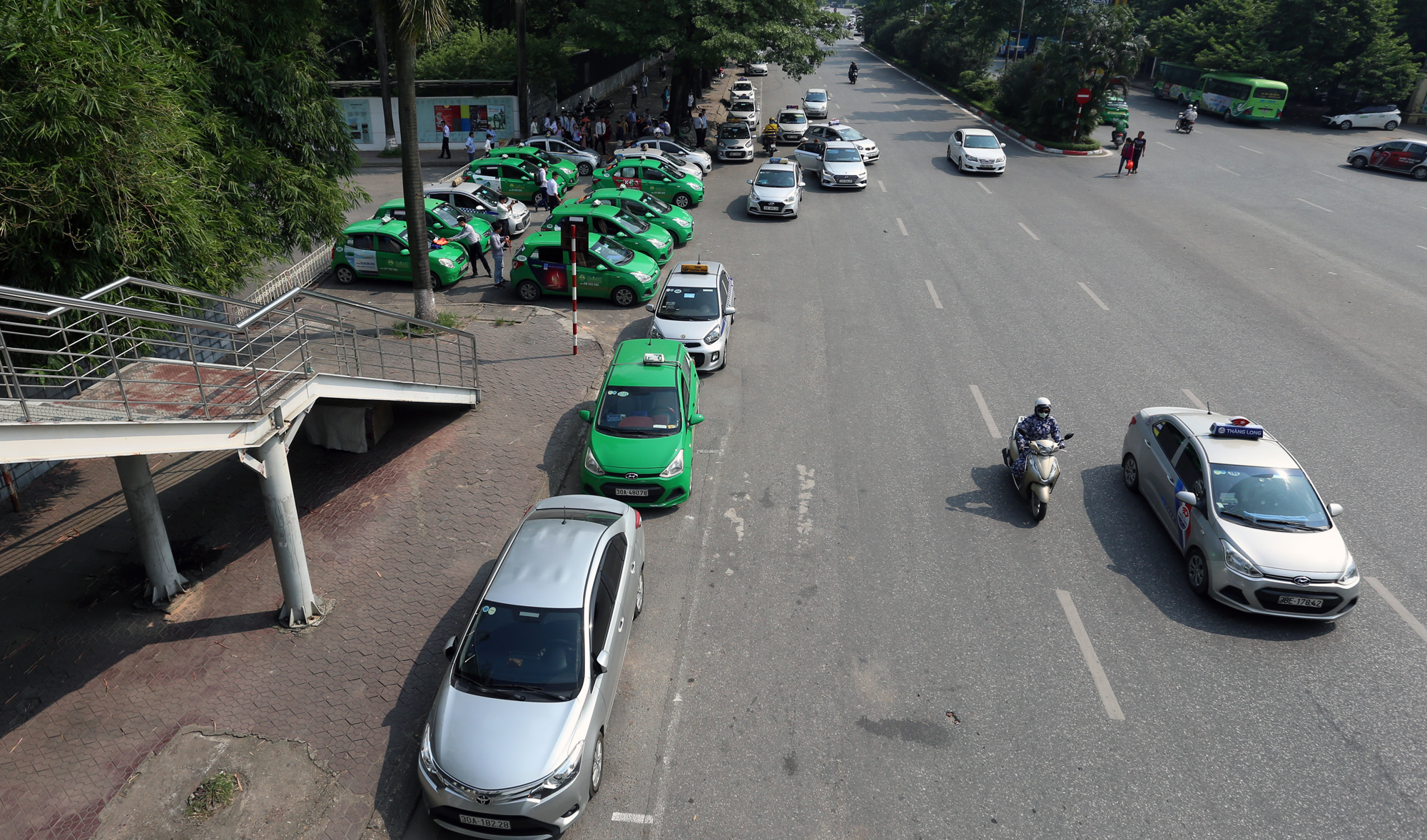 Kiến nghị cho taxi, xe buýt ở Hà Nội hoạt động trở lại - Ảnh 1. Kiến nghị cho taxi, xe buýt ở Hà Nội hoạt động trở lại - Ảnh 1.