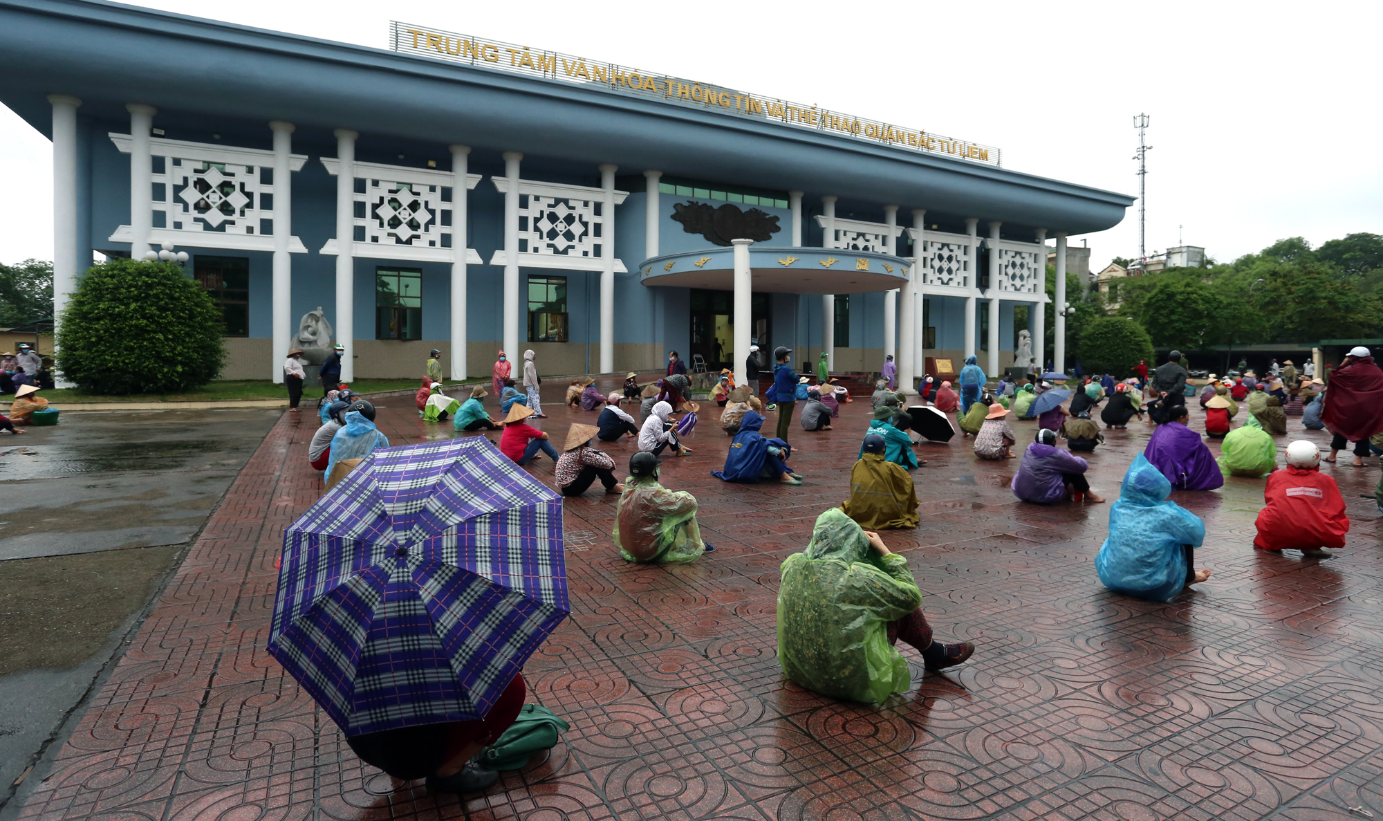 Người nghèo đứng, ngồi dưới mưa chờ phát gạo miễn phí ở Hà Nội - Ảnh 10. Người nghèo đứng, ngồi dưới mưa chờ phát gạo miễn phí ở Hà Nội - Ảnh 10.