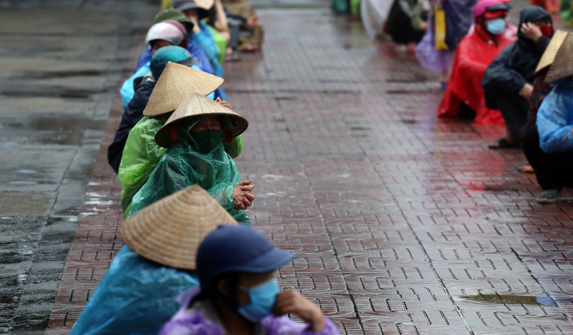 Người nghèo đứng, ngồi dưới mưa chờ phát gạo miễn phí ở Hà Nội - Ảnh 12. Người nghèo đứng, ngồi dưới mưa chờ phát gạo miễn phí ở Hà Nội - Ảnh 12.