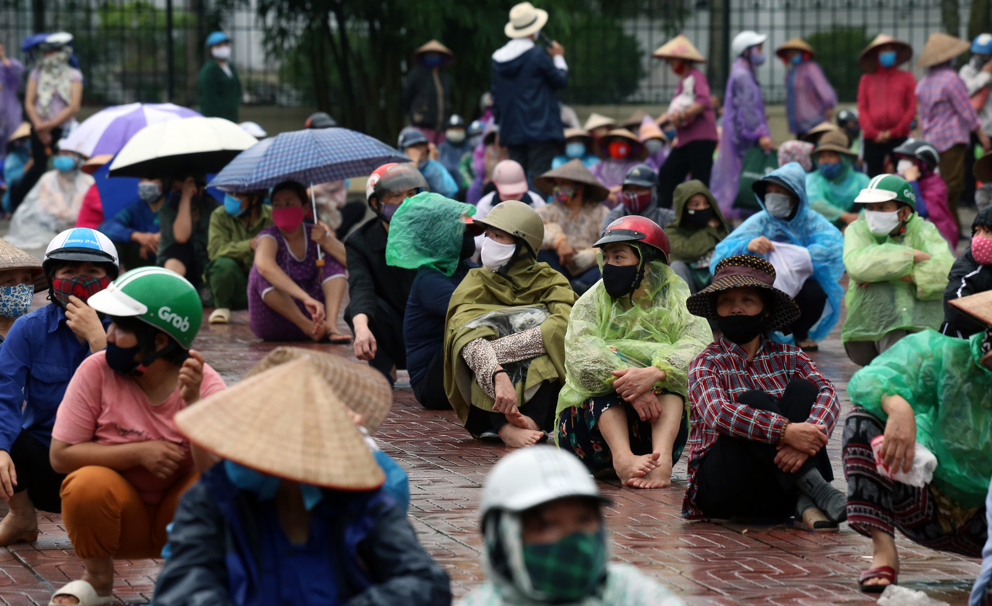 Người nghèo đứng, ngồi dưới mưa chờ phát gạo miễn phí ở Hà Nội - Ảnh 13. Người nghèo đứng, ngồi dưới mưa chờ phát gạo miễn phí ở Hà Nội - Ảnh 13.