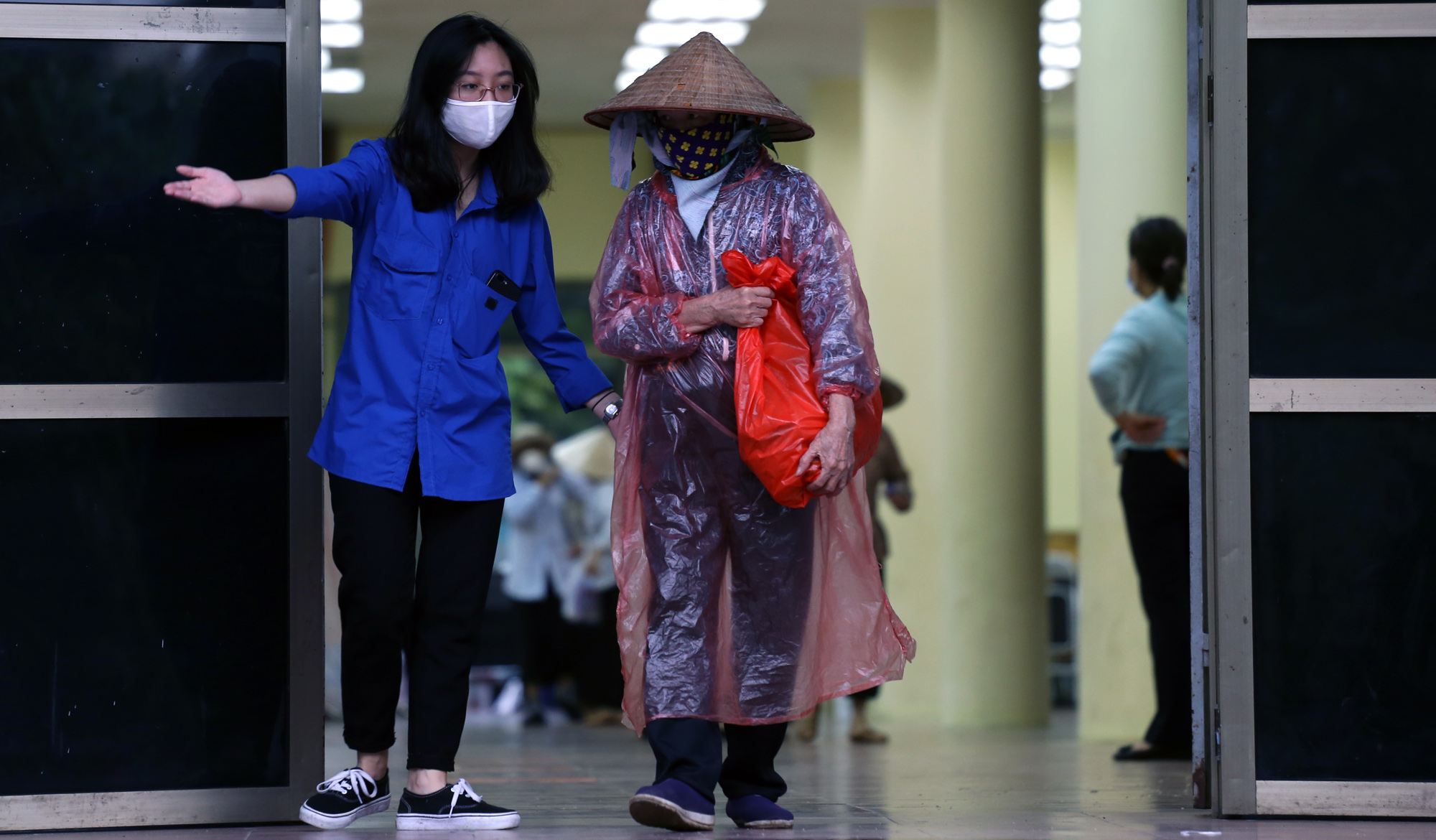 Người nghèo đứng, ngồi dưới mưa chờ phát gạo miễn phí ở Hà Nội - Ảnh 15. Người nghèo đứng, ngồi dưới mưa chờ phát gạo miễn phí ở Hà Nội - Ảnh 15.