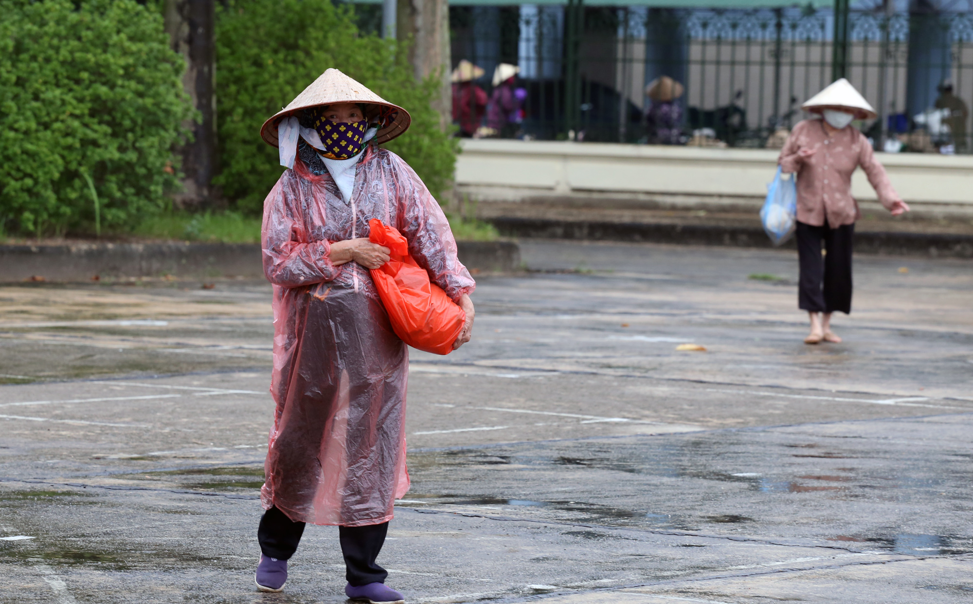 Người nghèo đứng, ngồi dưới mưa chờ phát gạo miễn phí ở Hà Nội - Ảnh 16. Người nghèo đứng, ngồi dưới mưa chờ phát gạo miễn phí ở Hà Nội - Ảnh 16.